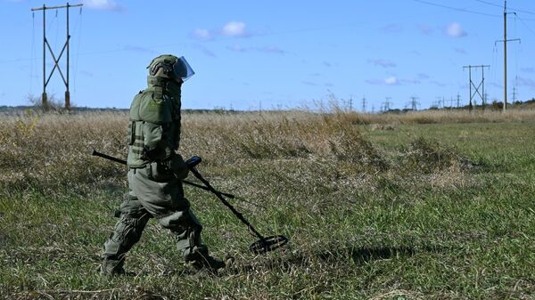 Các đặc công Nga rà phá bom mìn trên hướng Artemovsk - Sputnik Việt Nam