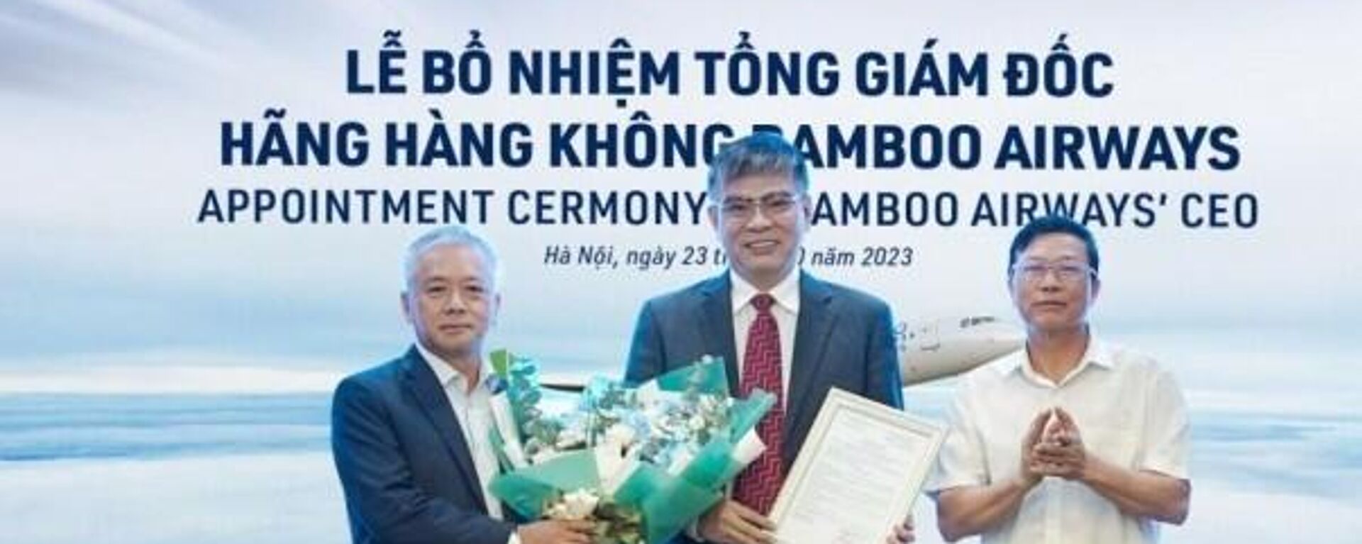 Tân tổng giám đốc Bamboo Airways Lương Hoài Nam (giữa) nhận quyết định bổ nhiệm và hoa từ chủ tịch hội đồng quản trị Bamboo Airways Lê Thái Sâm (ngoài cùng bên phải) và phó chủ tịch thường trực hội đồng quản trị Phan Đình Tuệ - Sputnik Việt Nam, 1920, 28.11.2023