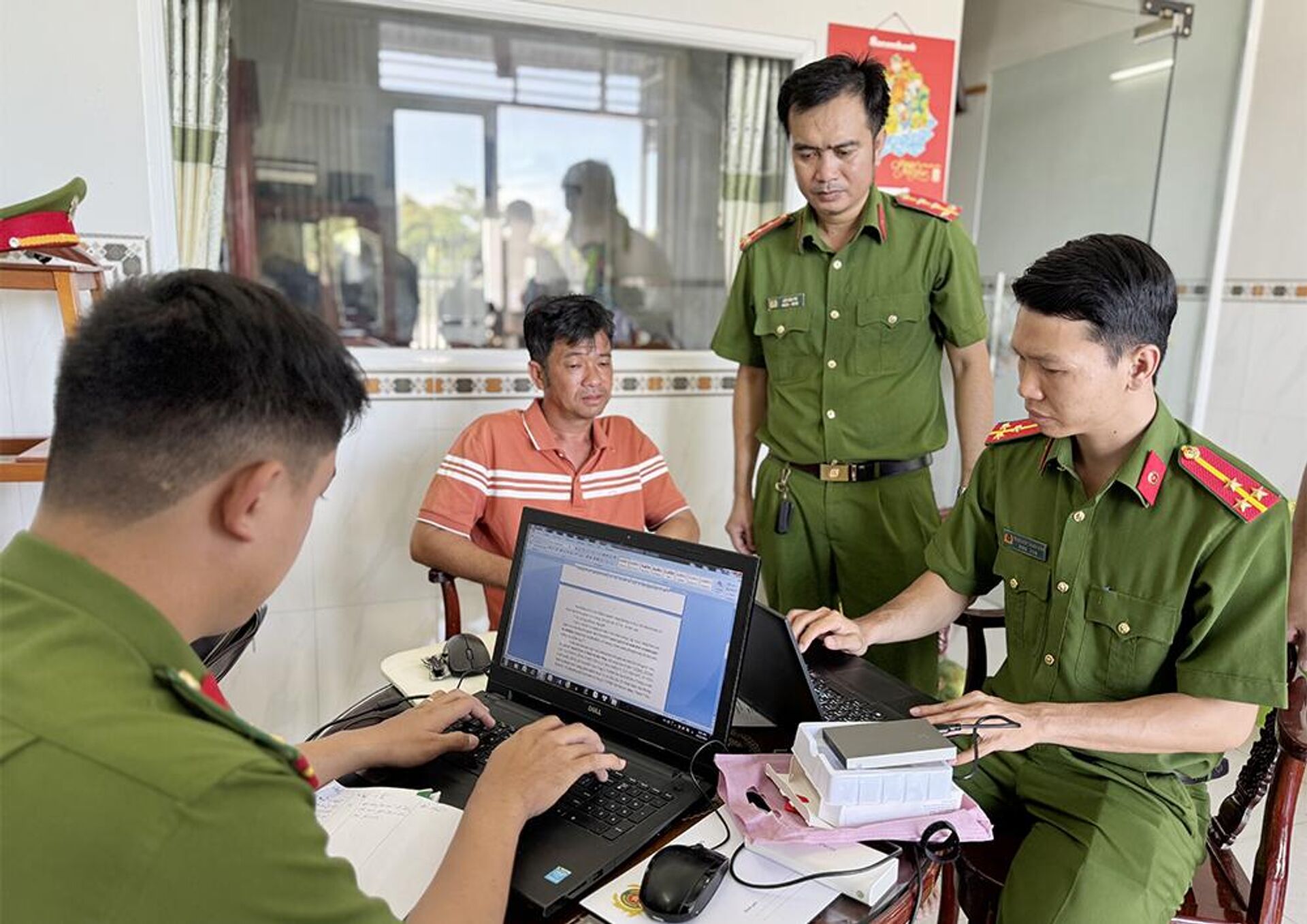 Cơ quan Công an khám xét nơi ở, nơi làm việc của bị can Đặng Trương Minh Thiền. - Sputnik Việt Nam, 1920, 04.12.2023