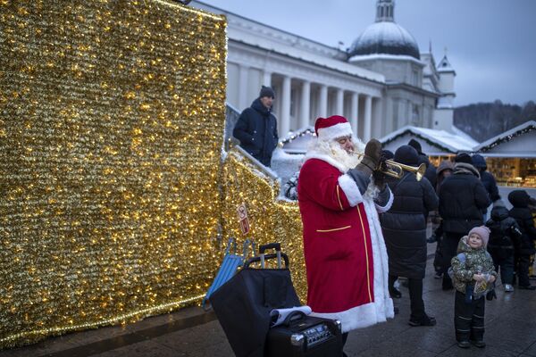 Ông già Noel thổi kèn gần Cây Giáng Sinh Quốc gia ở Vilnius, Litva - Sputnik Việt Nam