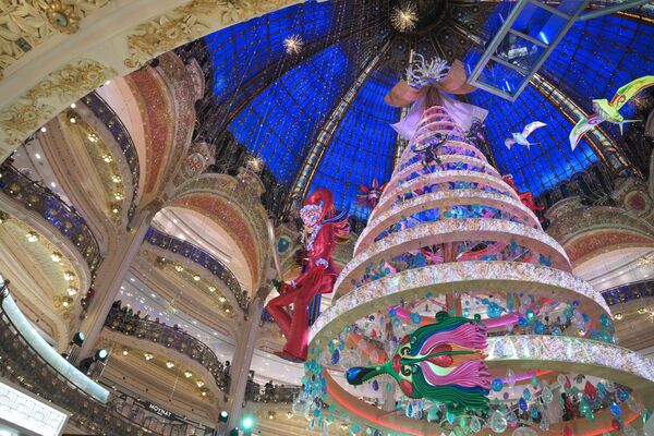 Cây thông Noel tại cửa hàng bách hóa Galeries Lafayette ở Paris, Pháp - Sputnik Việt Nam