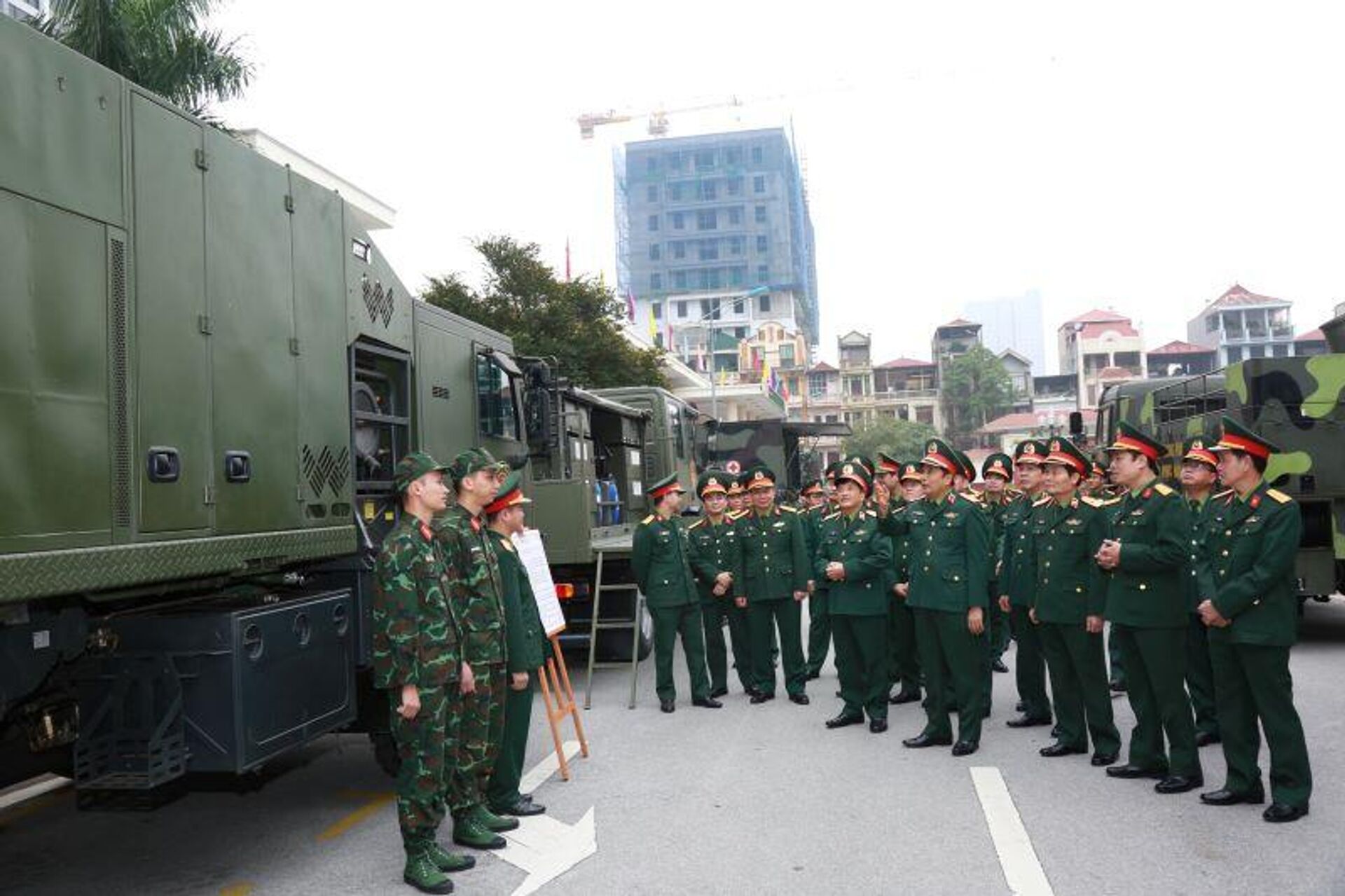 Thượng tướng Phùng Sĩ Tấn và các thành viên đoàn công tác thăm quan một số sản phẩm của Binh chủng Hóa học dự kiến trưng bày tại Triển lãm Quốc phòng quốc tế Việt Nam năm 2024. - Sputnik Việt Nam, 1920, 06.12.2023