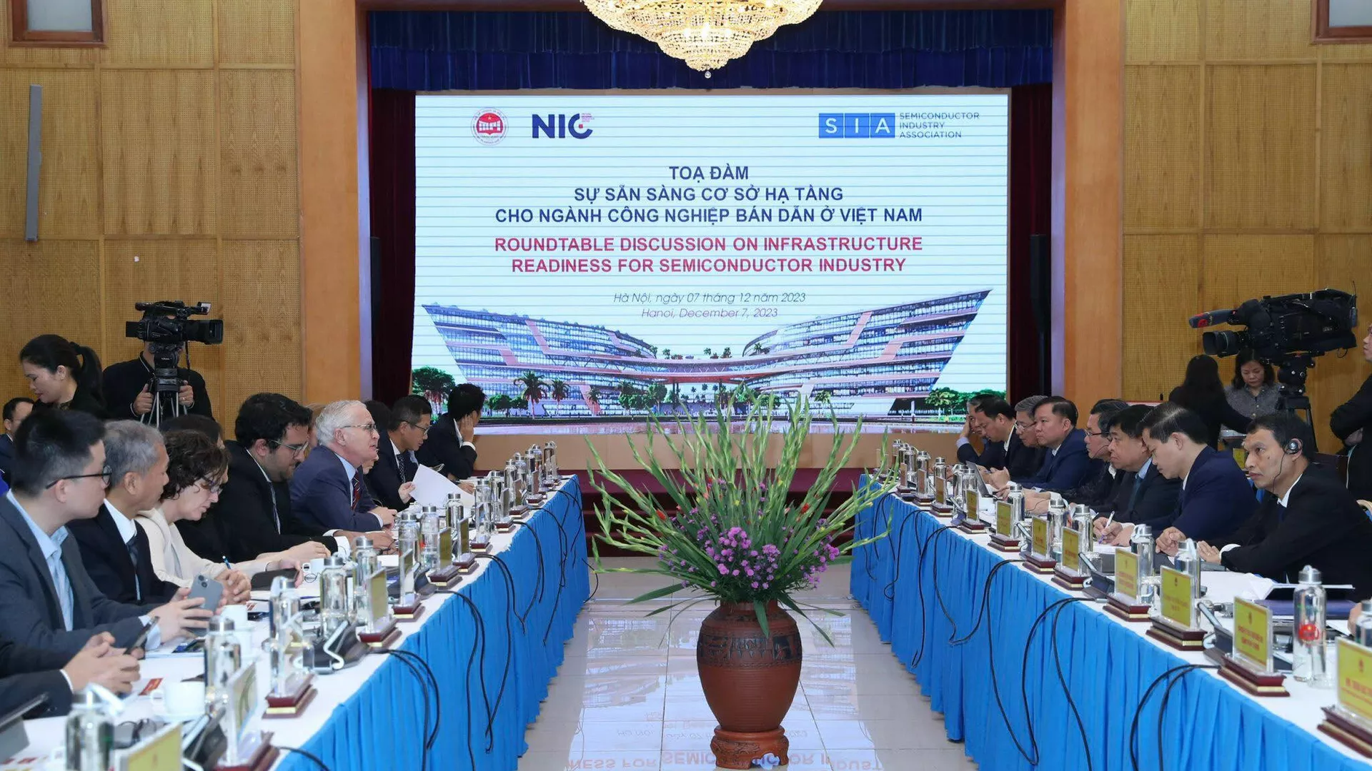 Buổi Tọa đàm Sự sẵn sàng cơ sở hạ tầng cho ngành công nghiệp bán dẫn ở Việt Nam Buổi Tọa đàm Sự sẵn sàng cơ sở hạ tầng cho ngành công nghiệp bán dẫn ở Việt Nam - Sputnik Việt Nam, 1920, 07.12.2023