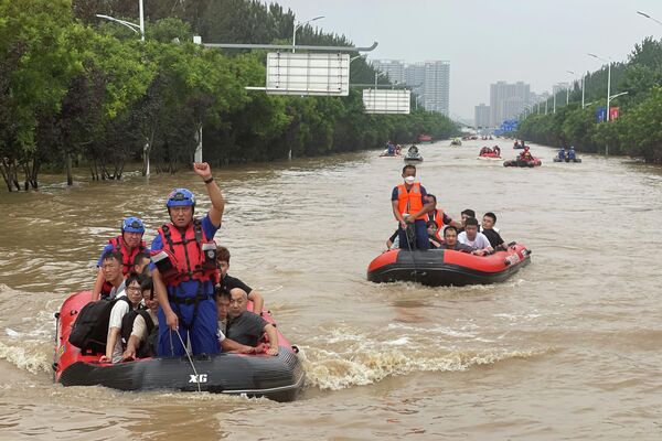 Người dân sơ tán trên thuyền cao su qua nước lũ ở Trác Châu, tỉnh Hà Bắc sau trận mưa lớn nhất Trung Quốc trong 140 năm, ngày 2 tháng 8 năm 2023. - Sputnik Việt Nam