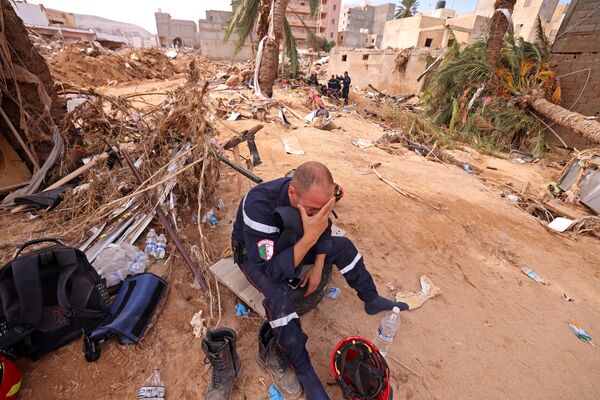 Thành viên đội cứu hộ Algeria hoạt động hỗ trợ nỗ lực cứu trợ ở Libya, ngày 17 tháng 9 năm 2023. - Sputnik Việt Nam