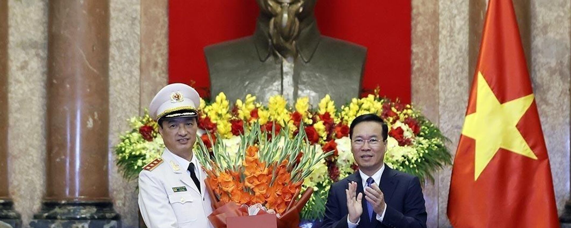 Chủ tịch nước trao quyết định thăng cấp bậc hàm Thượng tướng cho Thứ trưởng Bộ Công an Nguyễn Duy Ngọc Chủ tịch nước trao quyết định thăng cấp bậc hàm Thượng tướng cho Thứ trưởng Bộ Công an Nguyễn Duy Ngọc - Sputnik Việt Nam, 1920, 12.12.2023