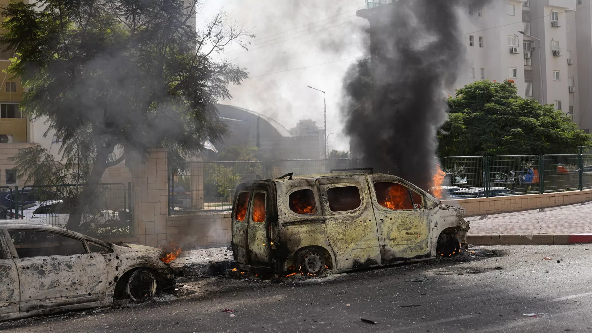 Những chiếc ô tô cháy rụi sau khi tên lửa  từ Dải Gaza phóng tới thành phố Ashkelon của Israel