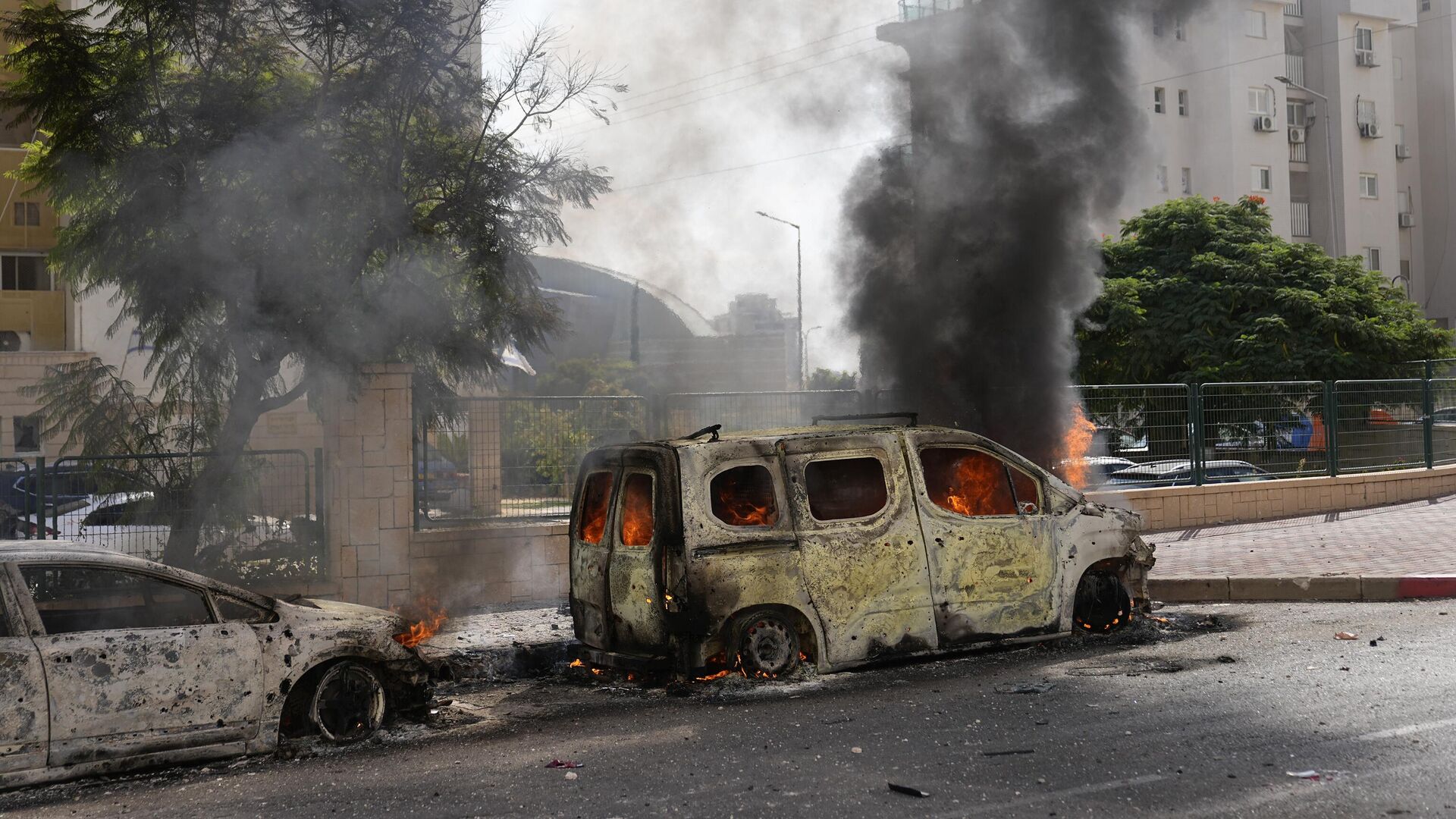 Những chiếc ô tô cháy rụi sau khi tên lửa  từ Dải Gaza phóng tới thành phố Ashkelon của Israel - Sputnik Việt Nam, 1920, 08.04.2024