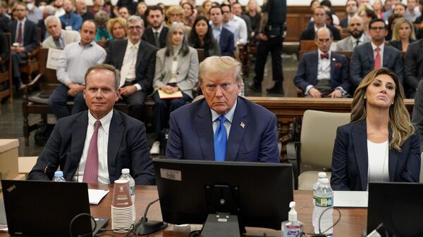 Ông Donald Trump trong phiên tòa ở New York - Sputnik Việt Nam