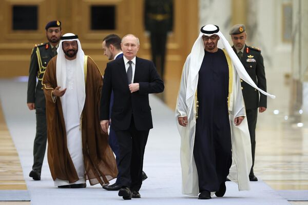 Tổng thống LB Nga Vladimir Putin và Tổng thống UAE Sheikh Mohammed bin Zayed Al Nahyan tại Cung điện Qasr Al Watan ở Abu Dhabi - Sputnik Việt Nam
