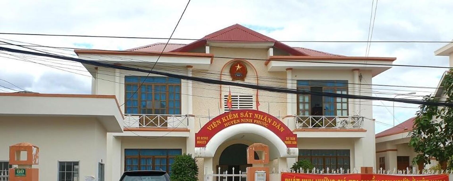 Sau 2 năm bị khởi tố, nay bà Bình đã được đình chỉ điều tra. Trong ảnh là thời điểm bà Bình bị tống đạt quyết định khởi tố bị can vào năm 2021. - Sputnik Việt Nam, 1920, 12.12.2023