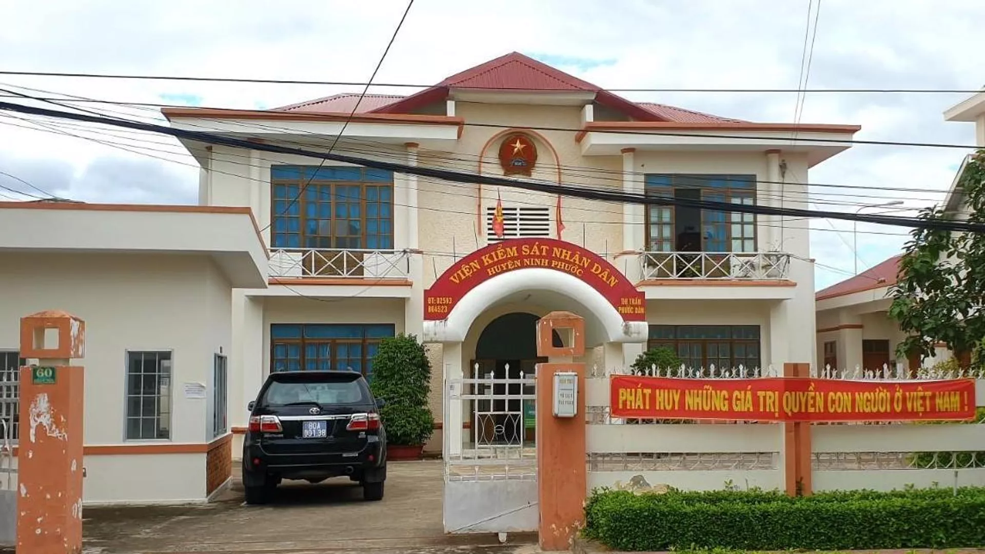 Sau 2 năm bị khởi tố, nay bà Bình đã được đình chỉ điều tra. Trong ảnh là thời điểm bà Bình bị tống đạt quyết định khởi tố bị can vào năm 2021. - Sputnik Việt Nam, 1920, 12.12.2023