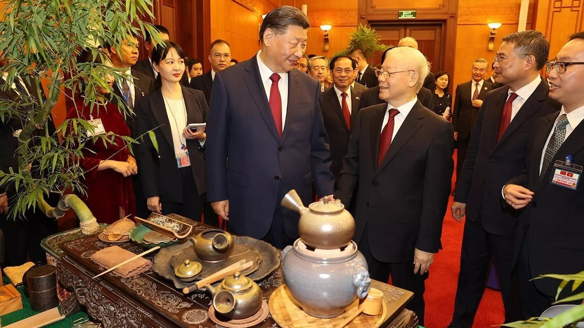 Tổng Bí thư Nguyễn Phú Trọng và Tổng Bí thư, Chủ tịch nước Trung Quốc Tập Cận Bình nghe giới thiệu về trà.  - Sputnik Việt Nam, 1920, 30.12.2023