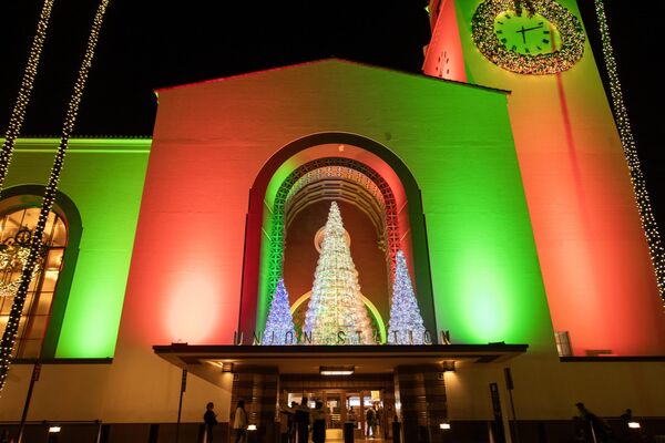 Cây thông Giáng sinh tại 12 Union Station ở Los Angeles - Sputnik Việt Nam