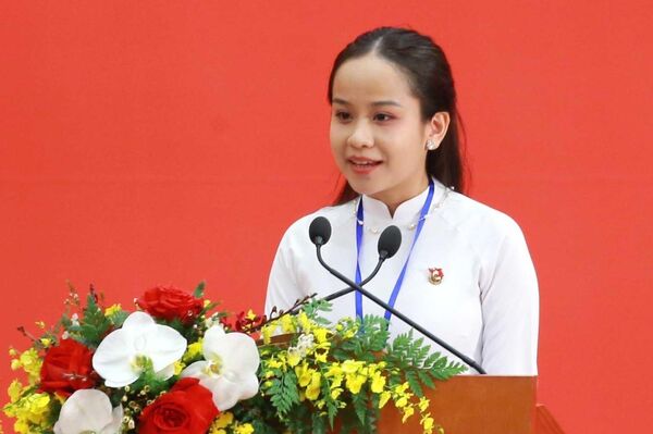 Em Lê Nguyệt Quỳnh, học sinh lớp 12E, Trường THPT Chuyên Ngoại ngữ, đại diện thế hệ trẻ Việt Nam phát biểu trong chương trình. - Sputnik Việt Nam