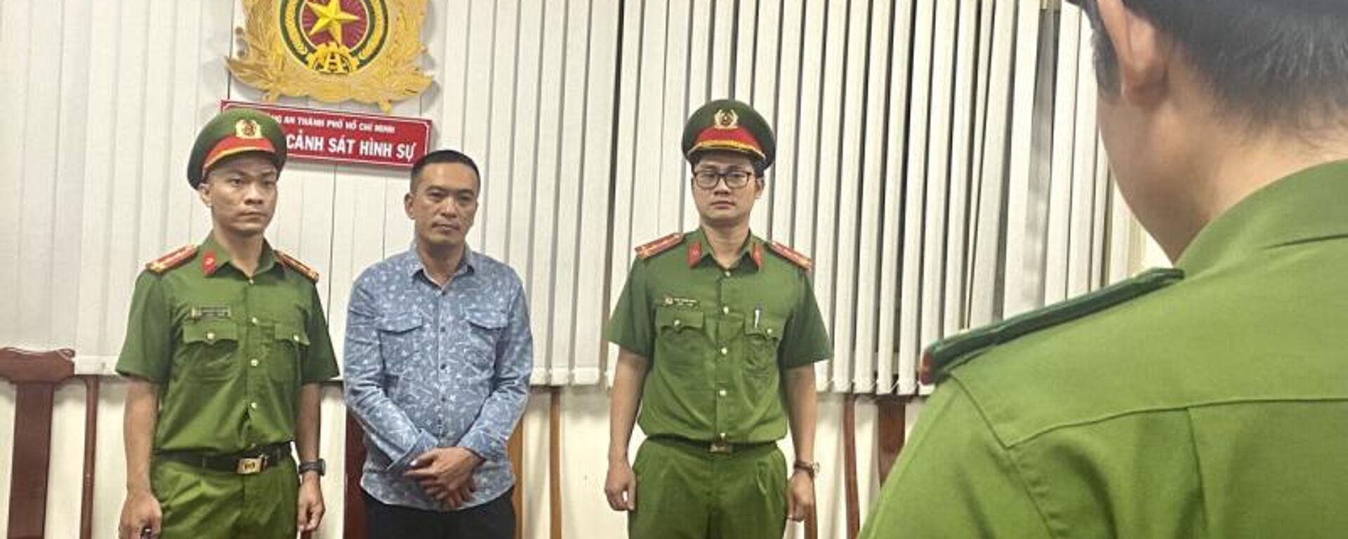 Tống đạt các quyết định tố tụng đối với Nguyễn Phương Bình. - Sputnik Việt Nam, 1920, 17.12.2023