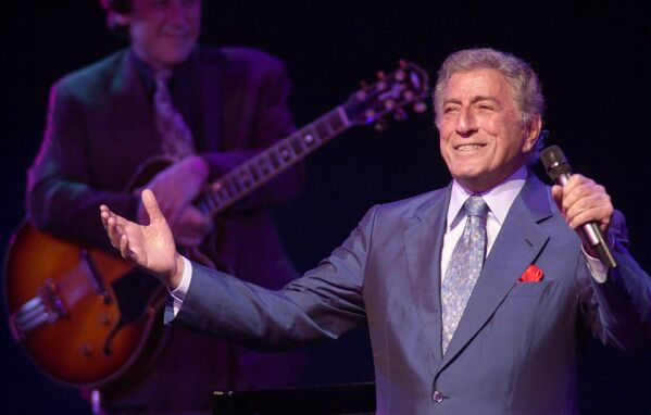 Tony Bennett phát biểu tại buổi gây quỹ của Ủy ban Quốc gia Đảng Dân chủ ở New York, Hoa Kỳ - Sputnik Việt Nam