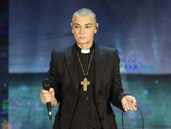 Ca sĩ Sinead O&#x27;Connor biểu diễn trong chương trình &quot;Che Tempo che Fa&quot; của đài truyền hình nhà nước RAI ở Milan, Italia - Sputnik Việt Nam