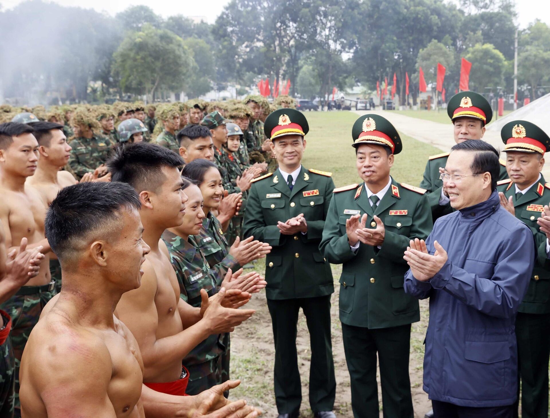 Chủ tịch nước Võ Văn Thưởng thăm hỏi, động viên bộ đội đặc công tại thao trường huấn luyện. - Sputnik Việt Nam, 1920, 18.12.2023