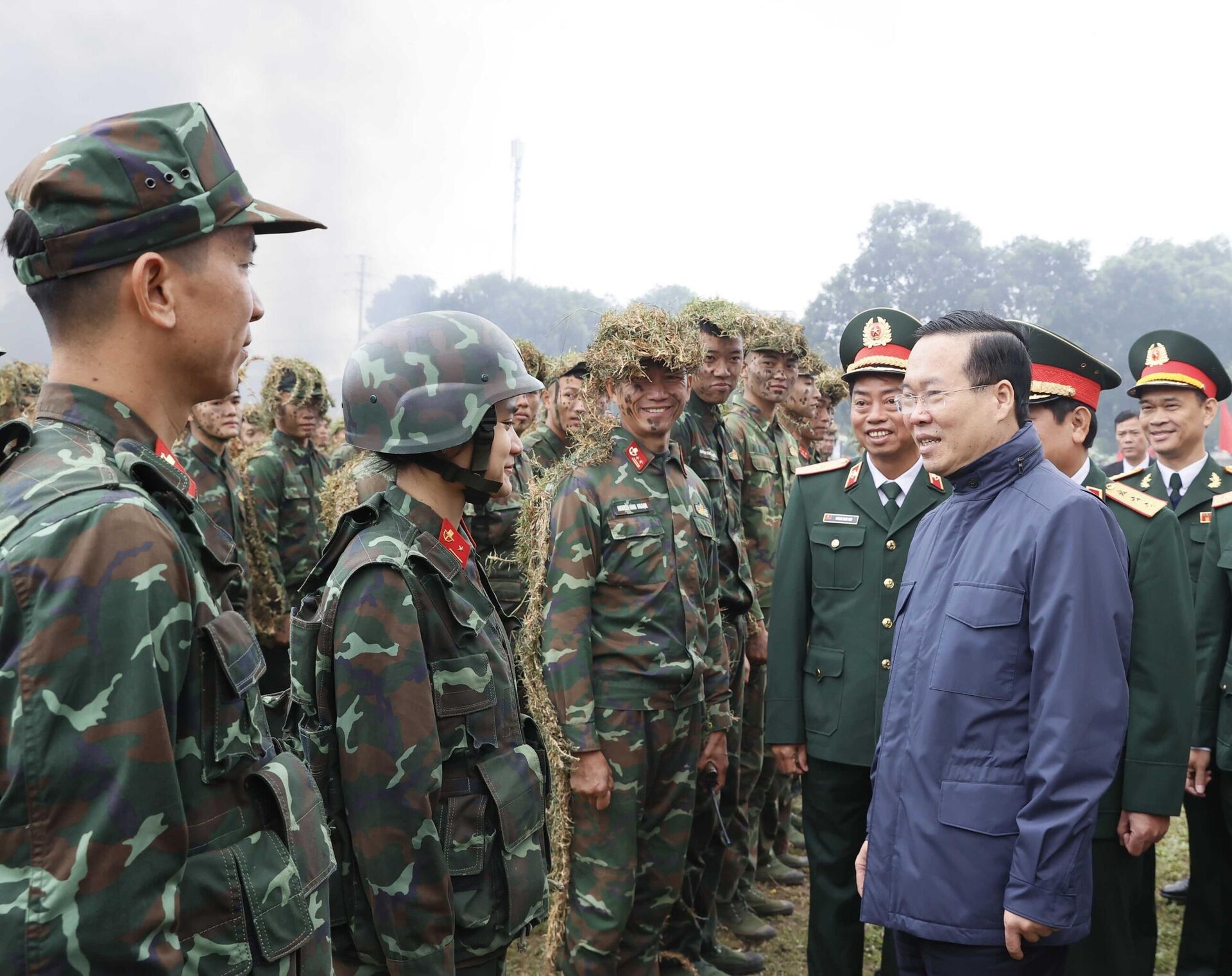 Chủ tịch nước Võ Văn Thưởng thăm hỏi, động viên bộ đội đặc công tại thao trường huấn luyện. - Sputnik Việt Nam, 1920, 18.12.2023