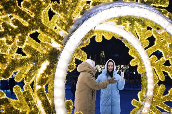 Các cô gái tại Vườn hoa Nhà hát trên Quảng trường Lenin ở Novosibirsk, được trang trí lộng lẫy đón năm mới - Sputnik Việt Nam