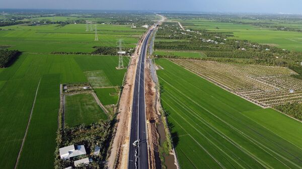 Cao tốc Mỹ Thuận - Cần Thơ thuộc hệ thống đường cao tốc Bắc - Nam phía Đông, qua địa bàn tỉnh Vĩnh Long và Đồng Tháp.  - Sputnik Việt Nam