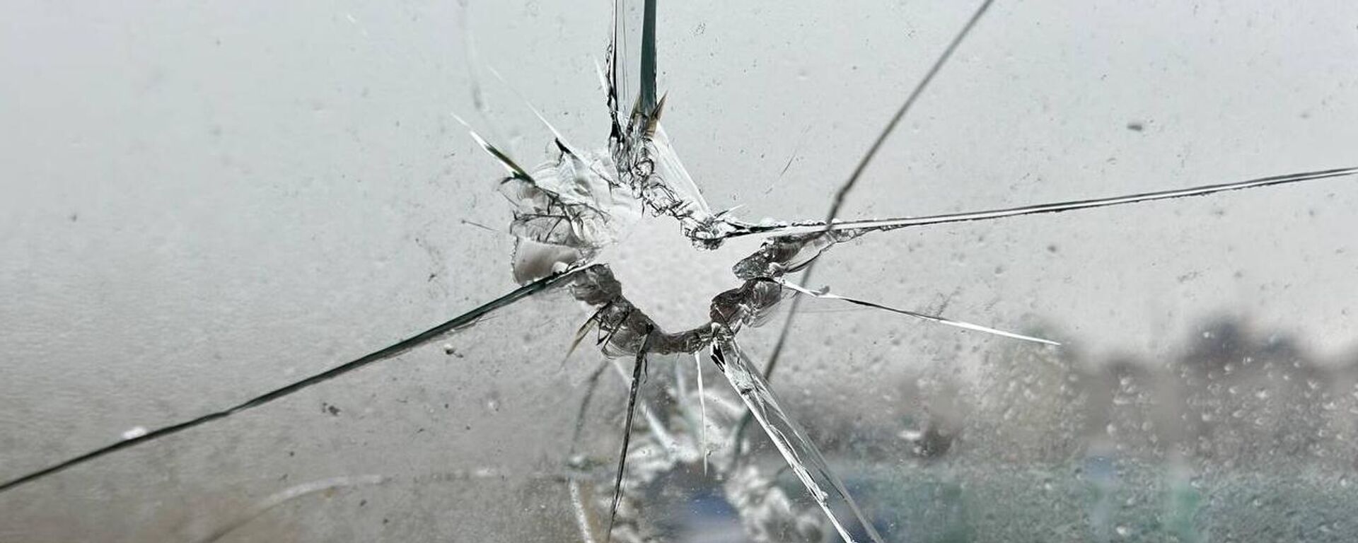 Kính vỡ sau cuộc pháo kích của Lực lượng vũ trang Ukraina ở vùng Belgorod - Sputnik Việt Nam, 1920, 19.01.2026