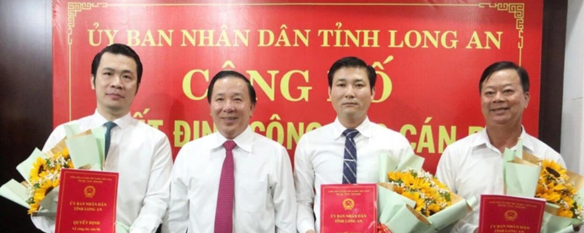 Ông Trương Tấn Sơn (ngoài cùng bên trái) cùng ông Trương Văn Liếp (thứ ba từ trái sang) và ông Nguyễn Văn Thiện nhận quyết định công tác cán bộ từ Chủ tịch UBND tỉnh Long An Nguyễn Văn Út. - Sputnik Việt Nam, 1920, 02.01.2024