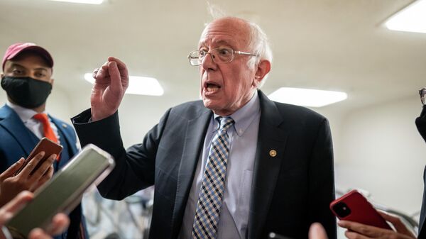 Senate Budget Committee Chairman Bernie Sanders, I-Vt., stops for reporters during a vote as the Senate continues to grapple with end-of-year tasks and the future of President Joe Biden's social and environmental spending bill, at the Capitol in Washington, Wednesday, Dec. 15, 2021 - Sputnik Việt Nam