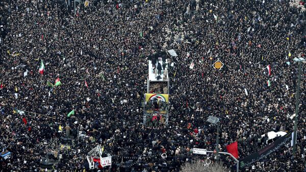 Coffins of Gen. Qassem Soleimani and others who were killed in Iraq by a U.S. drone strike, are carried on a truck surrounded by mourners - Sputnik Việt Nam