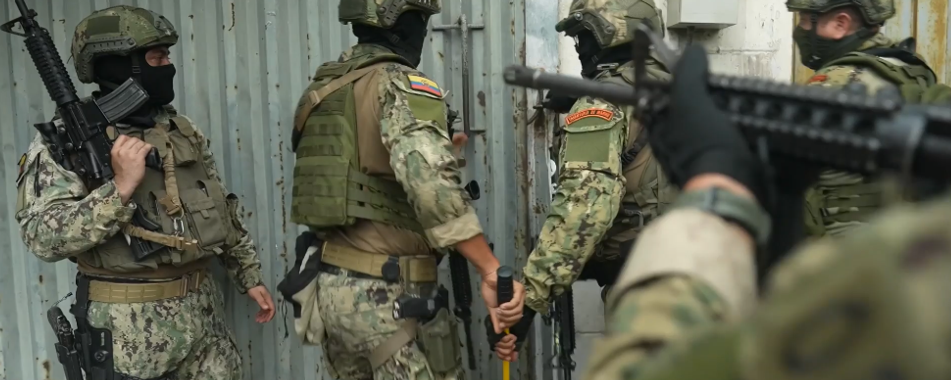 Cảnh Sát Ecuador đối phó với cuộc tấn công vũ trang tại đài truyền hình trong bối cảnh bất ổn đất nước - Sputnik Việt Nam, 1920, 10.01.2024
