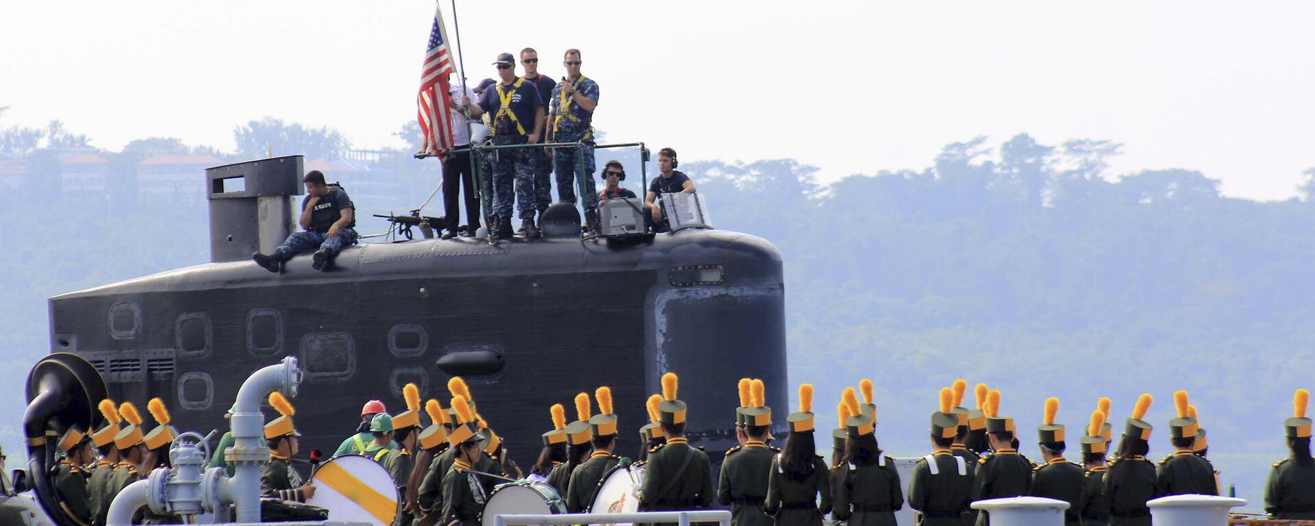 Tàu ngầm USS Topeka (SSN-754) của Mỹ khi neo đậu tại cảng Subic của Philippines - Sputnik Việt Nam, 1920, 18.06.2024