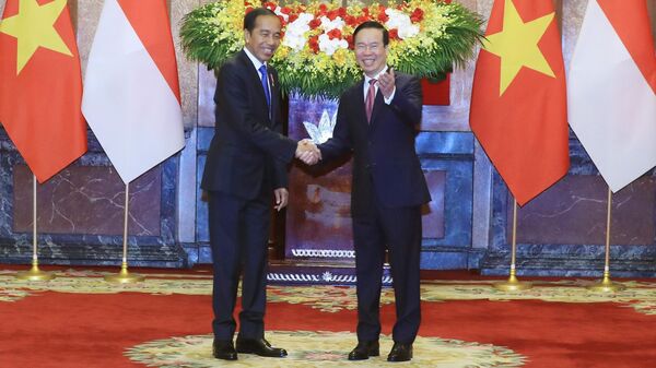 Chủ tịch nước Võ Văn Thưởng và Tổng thống Cộng hoà Indonesia Joko Widodo tại lễ đón.  - Sputnik Việt Nam