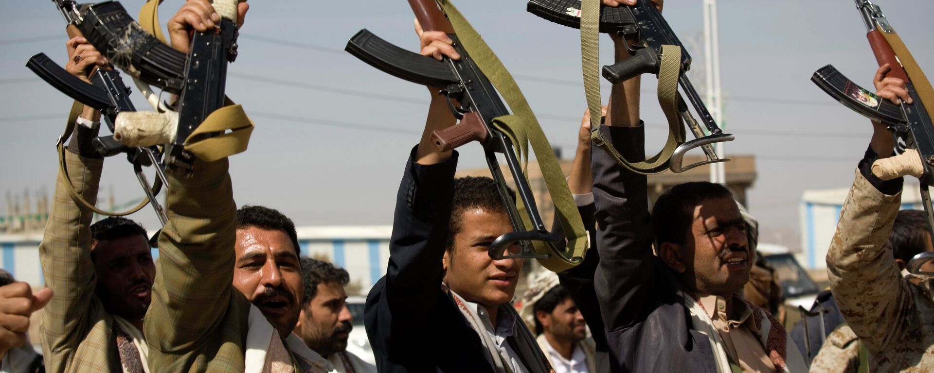 Người Houthi Shiite Yemen giơ vũ khí - Sputnik Việt Nam, 1920, 01.09.2025