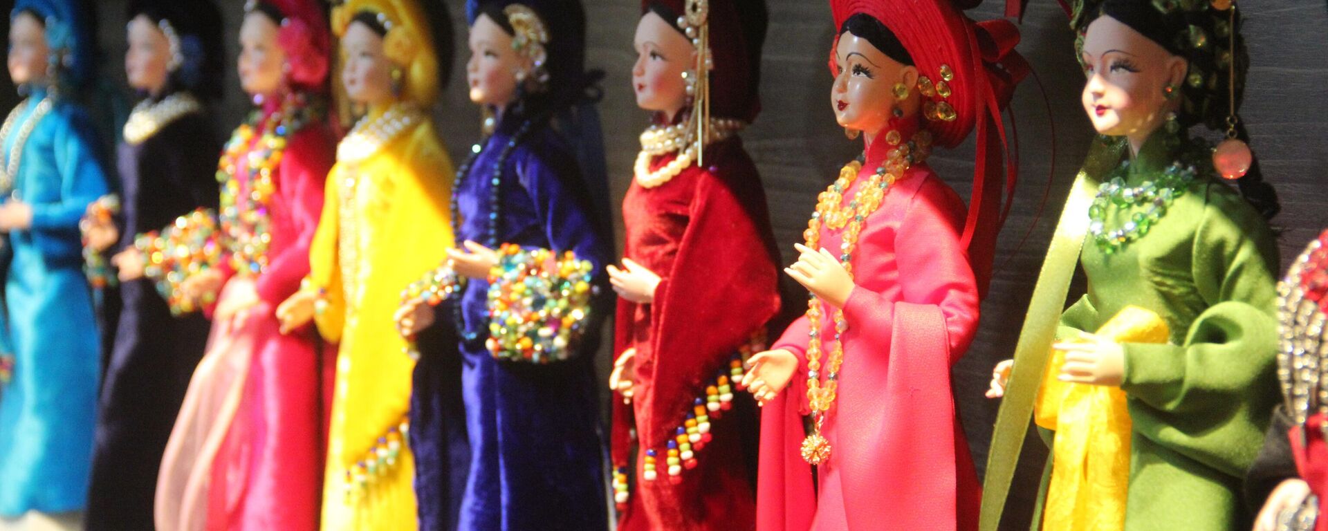 Họa sĩ Nguyễn Hoàng Anh, người thổi hồn văn hóa dân tộc Việt qua trang phục búp bê - Sputnik Việt Nam, 1920, 12.01.2025