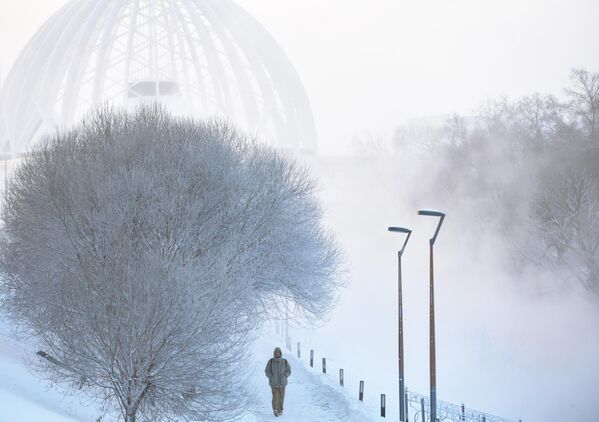 Chàng trai trẻ trên bờ kè sông Iset trong thời tiết băng giá ở Ekaterinburg - Sputnik Việt Nam