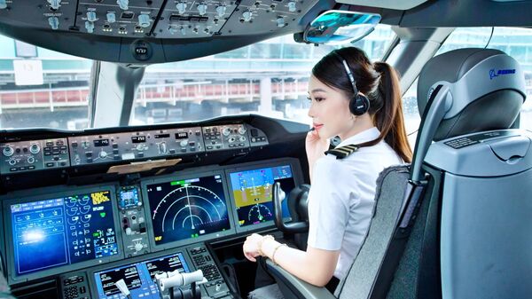 Nữ cơ phó Việt Nam đầu tiên lái dòng máy bay phản lực Embraer  - Sputnik Việt Nam