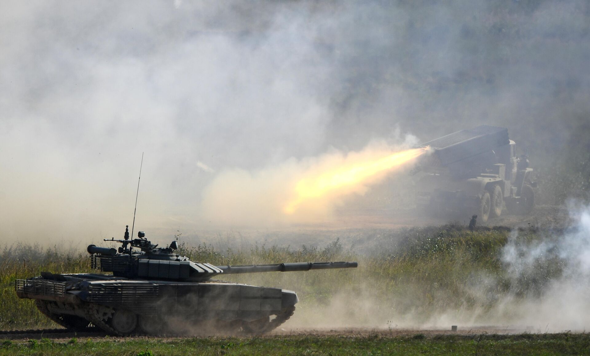 A T-80BVM tank, left, and A BM-21 Grad multiple rocket launcher - Sputnik Việt Nam, 1920, 12.03.2026