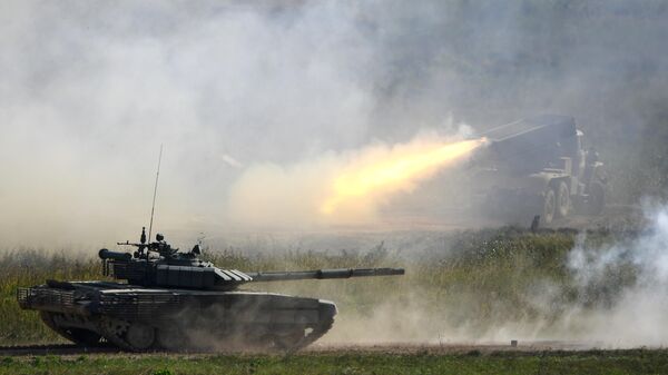 A T-80BVM tank, left, and A BM-21 Grad multiple rocket launcher - Sputnik Việt Nam