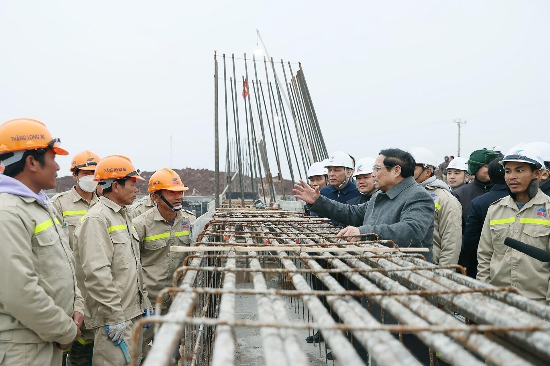 Thủ tướng Phạm Minh Chính động viên công nhân thi công Dự án đường dây 500kV Nam Định 1 - Thanh Hoá - Sputnik Việt Nam, 1920, 28.01.2024