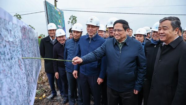 Thủ tướng Phạm Minh Chính kiểm tra thi công tại vị trí 201 trên địa bàn xã Châu Sơn, huyện Quỳnh Phụ, tỉnh Thái Bình thuộc Dự án Đường dây 500kV Nam Định 1 - Phố Nối - Sputnik Việt Nam