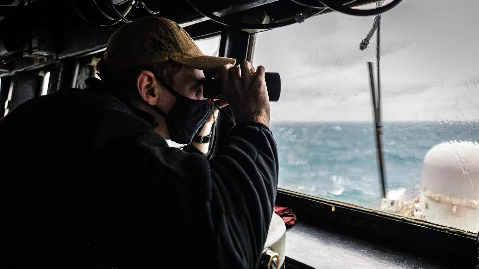 Một người lính trên tàu khu trục Mỹ USS John S. McCain trong chuyến tuần tra vùng biển Ấn Độ Dương - Thái Bình Dương ở eo biển Đài Loan