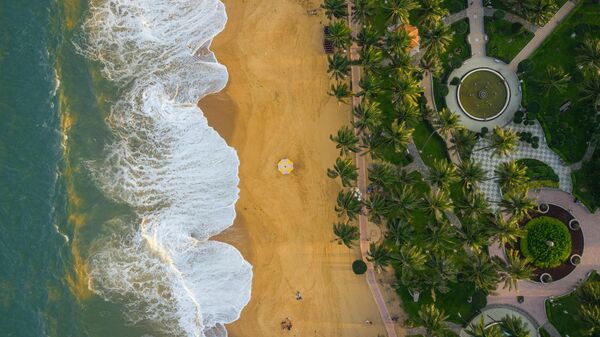 Toàn cảnh nhìn từ flycam xuống bãi biển Nha Trang, tỉnh Khánh Hòa, miền Trung Việt Nam - Sputnik Việt Nam