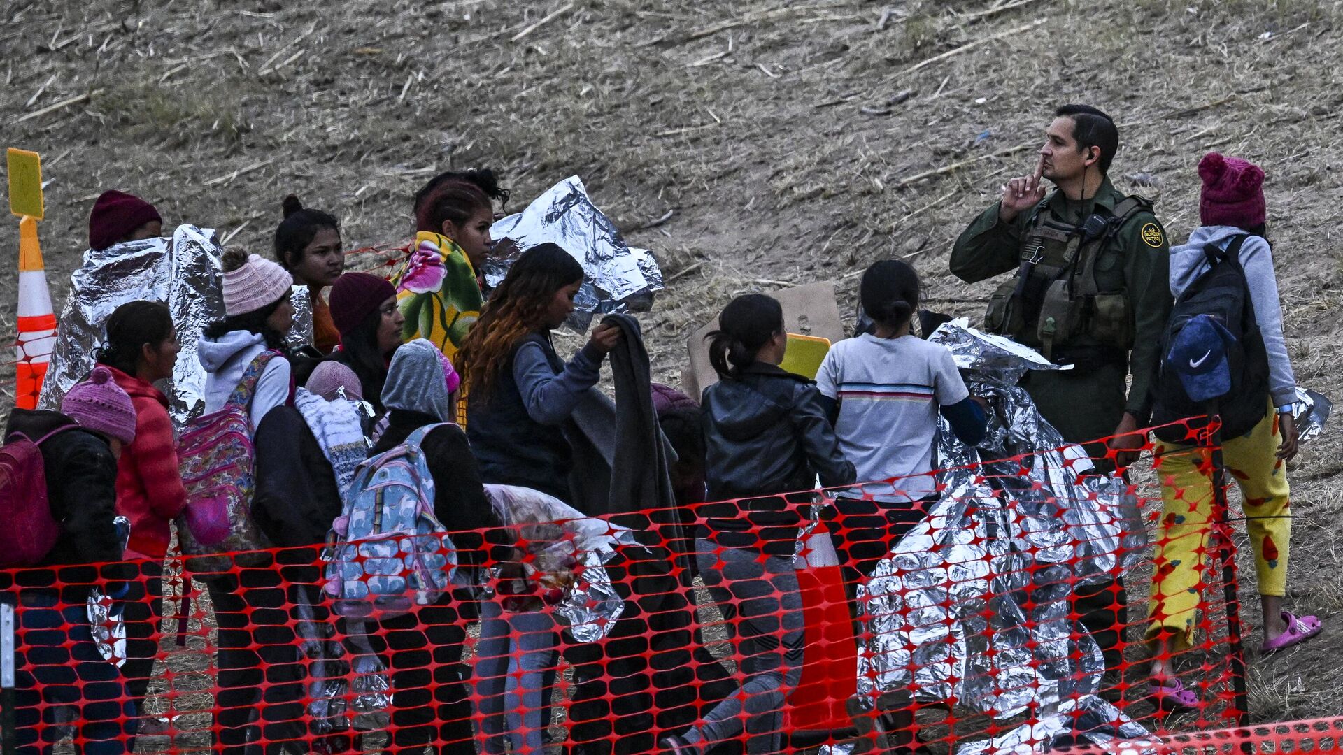 Người nhập cư sau khi vượt qua biên giới giáp Mexico vào Eagle Pass chờ làm thủ tục tại trung tâm trung chuyển của lực lượng tuần tra biên giới Hoa Kỳ

 - Sputnik Việt Nam, 1920, 02.02.2024