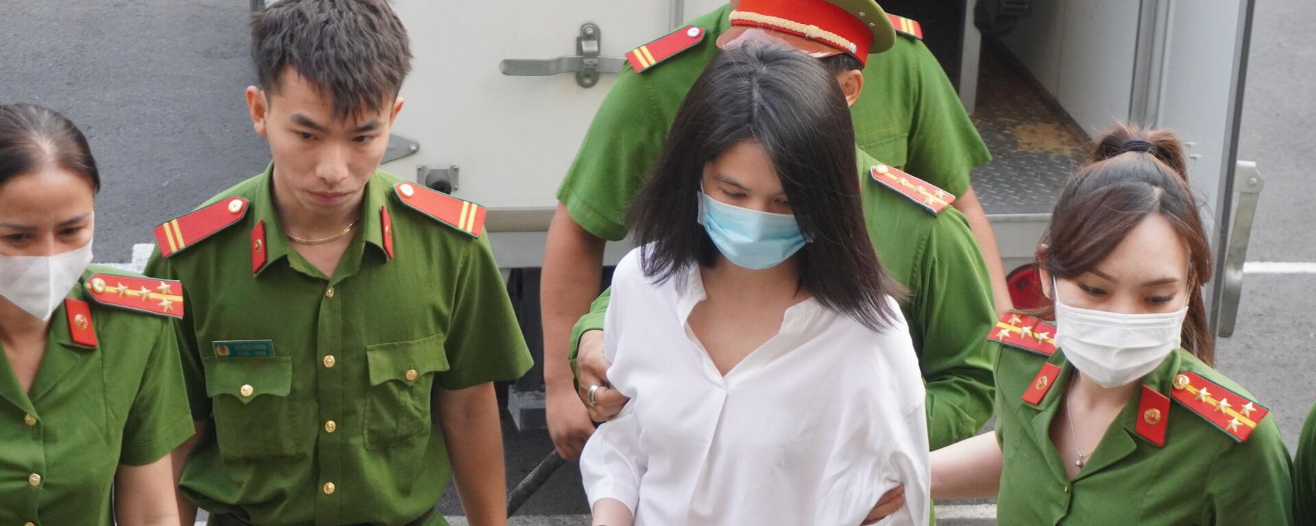Xét xử sơ thẩm người mẫu Trần Thị Ngọc Trinh về tội “Gây rối trật tự công cộng” - Sputnik Việt Nam, 1920, 02.02.2024