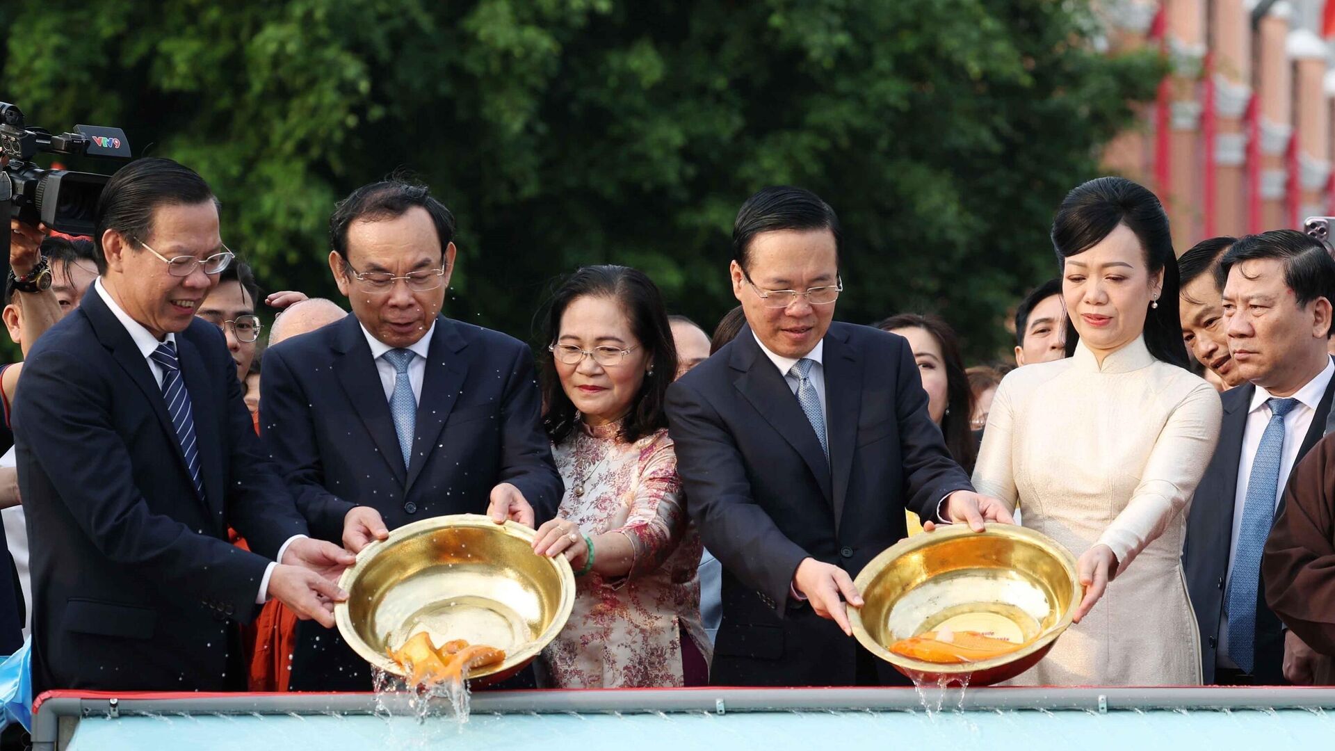 Chủ tịch nước và Phu nhân thả cá chép tiễn ông Công, ông Táo tại Bến Nhà Rồng - Sputnik Việt Nam, 1920, 02.02.2024