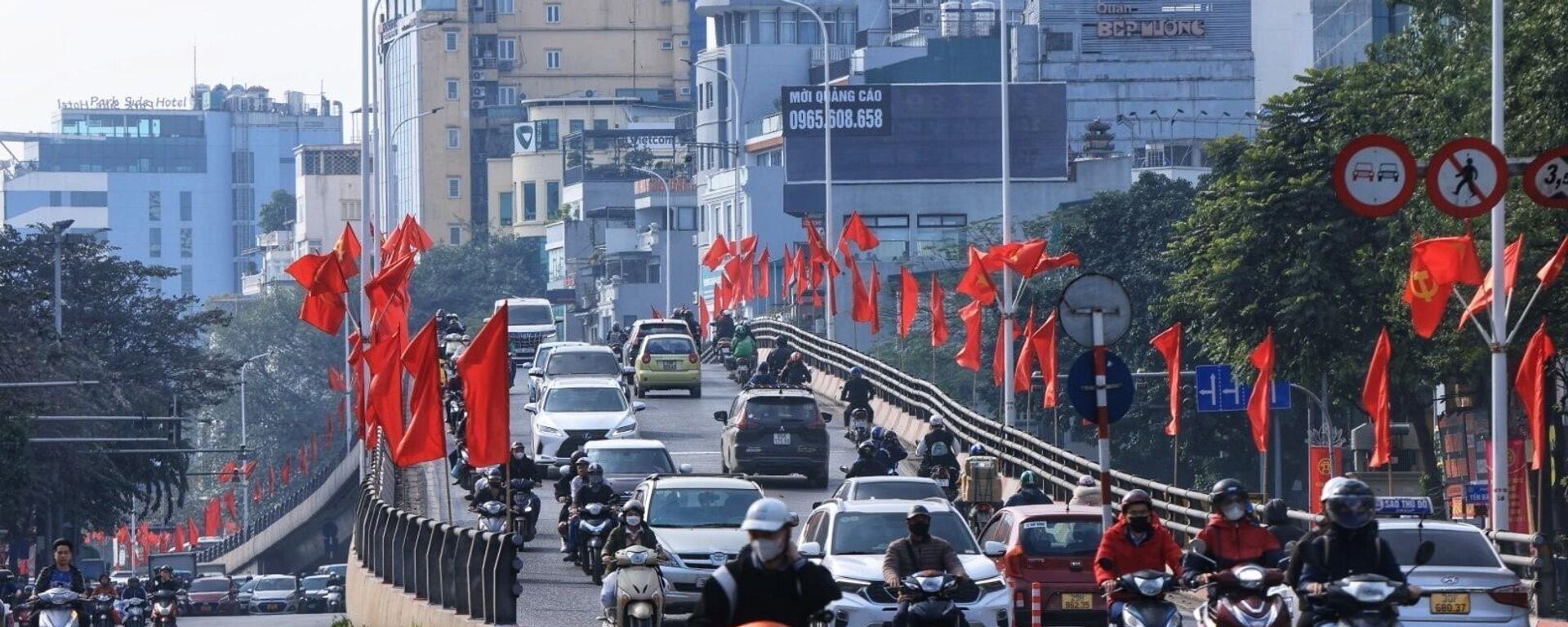 Hà Nội trang hoàng rực rỡ cờ hoa đón chào năm mới - Sputnik Việt Nam, 1920, 04.02.2024