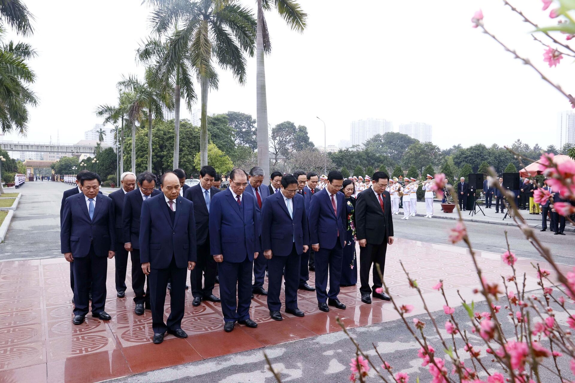 Lãnh đạo Đảng, Nhà nước dâng hương tưởng niệm các vị tiền bối cách mạng tại Nghĩa trang Mai Dịch - Sputnik Việt Nam, 1920, 07.02.2024