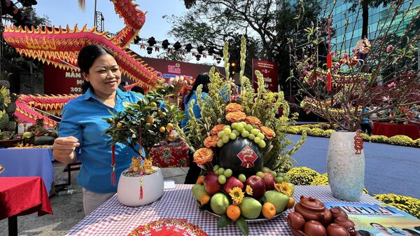 Các thí sinh tham gia Hội thi trang trí mâm ngũ quả với chủ đề “Tết sum vầy - Nhân niềm hạnh phúc” do Công đoàn viên chức Thành phố Hồ Chí Minh tổ chức. - Sputnik Việt Nam