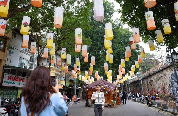 Không gian văn hóa mang đậm chất Tết cổ truyền thu hút nhiều người dân Thủ đô và du khách. - Sputnik Việt Nam